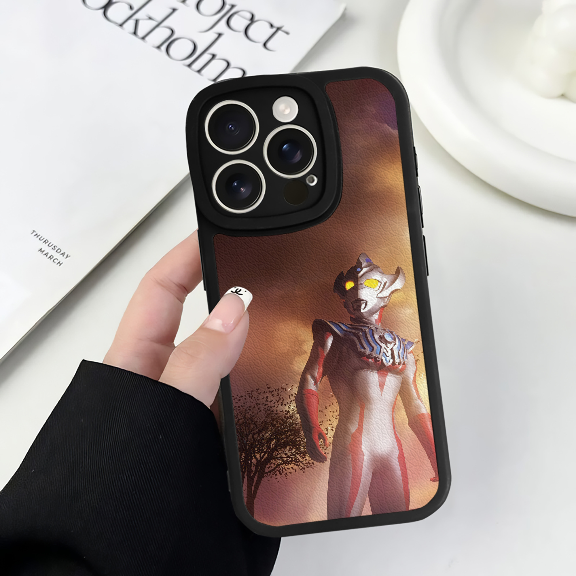 （画像用） ウルトラマン Ultraman 【iPhone 16シリーズ対応】シリコンスマホケース（レザー調） 材質：シリコン